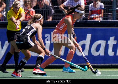 AMSTELVEEN, PAYS-BAS - JUIN 13 : Kira Horn d'Allemagne, Eva de Goede des pays-Bas lors du championnat européen de hockey féminin finale entre les pays-Bas et l'Allemagne au Wagener Stadion le 13 juin 2021 à Amstelveen, pays-Bas (photo de Jeroen Meuwsen/Orange Pictures) Banque D'Images