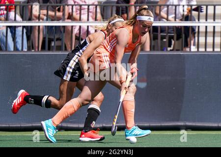 AMSTELVEEN, PAYS-BAS - JUIN 13: Kira Horn d'Allemagne, Pien Dicke des pays-Bas lors du championnat européen de hockey féminin finale match entre les pays-Bas et l'Allemagne au Wagener Stadion le 13 juin 2021 à Amstelveen, pays-Bas (photo de Jeroen Meuwsen/Orange Pictures) Banque D'Images