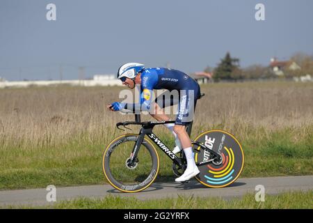 Le coureur belge Tim Declercq (équipe Deceuninck-Quick Step) vu en action pendant l'essai individuel. Il termine la 86e étape, 1'11' derrière le gagnant. Il termine 64ème dans le classement final de la course.la 79ème course Paris-Nice 2021 a eu lieu du 07 au 14 mars 2021. La troisième étape consistait en un essai individuel de temps autour de la ville de Gien de 14.4 km et a eu lieu le 09 mars 2021. Le gagnant de la scène est le Suisse Stefan Bissegger de l'équipe EF Nippo. Le vainqueur de la course est Maximilian Schachmann (équipe Bora-Hansgrohe). (Photo de Laurent Coust / SOPA I Banque D'Images