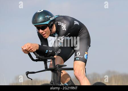 Le pilote néerlandais Nils Eekhoff (Team DSM) vu en action pendant l'essai individuel. Il termine la 49e étape, 0'49' derrière le gagnant. Il a terminé la 99e au classement général final. La 79e course cycliste Paris-Nice 2021 a eu lieu du 07 au 14 mars 2021. La troisième étape consistait en un essai individuel de temps autour de la ville de Gien de 14.4 km et a eu lieu le 09 mars 2021. Le gagnant de la scène est le Suisse Stefan Bissegger de l'équipe EF Nippo. Le vainqueur de la course est Maximilian Schachmann (équipe Bora-Hansgrohe). (Photo de Laurent Coust/SOPA Images/Sipa USA) Banque D'Images