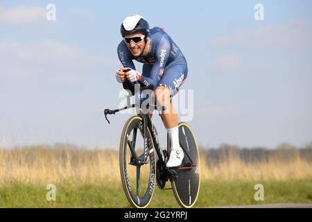 Le coureur belge Dries de Bondt (Team Alpecin Fenix) vu en action pendant le procès individuel où il a terminé la 127e étape, 1'42' derrière le gagnant. Il a terminé 113e dans la dernière classification globale.la 79e course cycliste Paris-Nice 2021 a eu lieu du 07 au 14 mars 2021. La troisième étape consistait en un essai individuel de temps autour de la ville de Gien de 14.4 km et a eu lieu le 09 mars 2021. Le gagnant de la scène est le Suisse Stefan Bissegger de l'équipe EF Nippo. Le vainqueur de la course est Maximilian Schachmann (équipe Bora-Hansgrohe). (Photo de Laurent Coust/SOPA Imag Banque D'Images