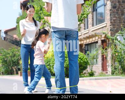 Une famille heureuse de trois cordes à sauter à l'extérieur photo de haute qualité Banque D'Images