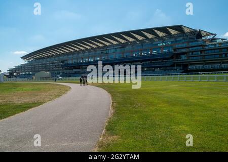 Ascot, Berkshire, Royaume-Uni. 13 juin 2021. Les préparatifs sont en cours pour la célèbre course de Royal Ascot. Les amateurs de courses automobiles sont ravis de pouvoir retourner à Royal Ascot cette année. Cependant, en raison des restrictions de verrouillage de Covid-19, le nombre de clients est limité à 12,000 personnes par jour. Les Racegoers devront également produire un test négatif Covid-19. Crédit : Maureen McLean/Alay Live News Banque D'Images