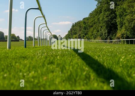 Ascot, Berkshire, Royaume-Uni. 13 juin 2021. L'allée principale d'Ascot. Les préparatifs sont en cours pour la célèbre course de Royal Ascot. Les amateurs de courses automobiles sont ravis de pouvoir retourner à Royal Ascot cette année. Cependant, en raison des restrictions de verrouillage de Covid-19, le nombre de clients est limité à 12,000 personnes par jour. Les Racegoers devront également produire un test négatif Covid-19. Crédit : Maureen McLean/Alay Live News Banque D'Images