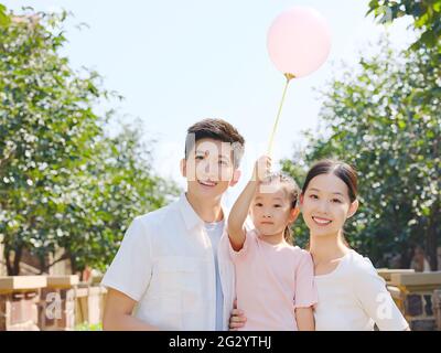 Une famille heureuse de trois personnes dans la photo de groupe en plein air photo de haute qualité Banque D'Images