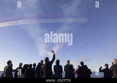 Carbis Bay, Royaume-Uni. 13 juin 2021. Le Premier ministre britannique Boris Johnson, ainsi que les membres et les invités du Sommet du G7, regardent les Red Arrows, officiellement connues sous le nom de Royal Air Force Aerobatic Team, effectuer un survol de l'hôtel Carbis Bay le 12 juin 2021, lors du Sommet du G7 à Cornwall, au Royaume-Uni. Photo par Andrew Parsons/No 10 Downing Street/UPI crédit: UPI/Alamy Live News Banque D'Images