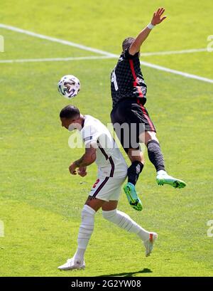 Kyle Walker (à gauche) en Angleterre et Ivan Perisic en Croatie se battent pour le ballon lors du match de l'UEFA Euro 2020 Group D au stade Wembley, à Londres. Date de la photo: Dimanche 13 juin 2021. Banque D'Images