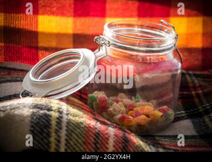 Bonbons aux fruits sucrés colorés dans un pot en verre Banque D'Images