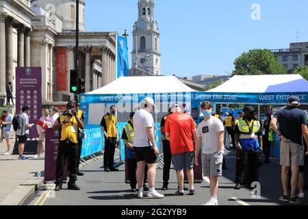 Accès exclusif aux employés clés - personnel du NHS, police et transports - à la zone Euro Fan à Trafalgar Square, pour le 1er match d'Angleterre, à Londres, Royaume-Uni Banque D'Images