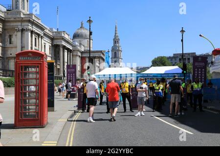 Accès exclusif aux employés clés - personnel du NHS, police et transports - à la zone Euro Fan à Trafalgar Square, pour le 1er match d'Angleterre, à Londres, Royaume-Uni Banque D'Images