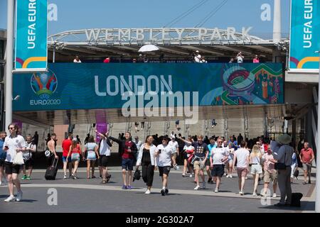 Stade Wembley, Wembley Park, Royaume-Uni. 13 juin 2021. Les fans de football bénéficiant du soleil sur la voie olympique devant l'Angleterre contre la Croatie, Wembley stades premier match du Championnat d'Europe de football de l'UEFA. Amanda Rose/Alamy Live News Banque D'Images