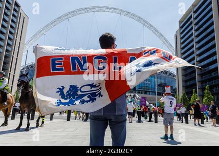 Stade Wembley, Wembley Park, Royaume-Uni. 13 juin 2021. Fan d'Angleterre avec un drapeau géant profitant du soleil sur la voie olympique devant l'Angleterre contre la Croatie, Wembley stades premier match du Championnat d'Europe de football de l'UEFA. Amanda Rose/Alamy Live News Banque D'Images