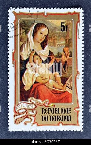 Timbre-poste annulé imprimé par le Burundi, qui montre peinture Vierge et enfant par Lippi, vers 1974. Banque D'Images