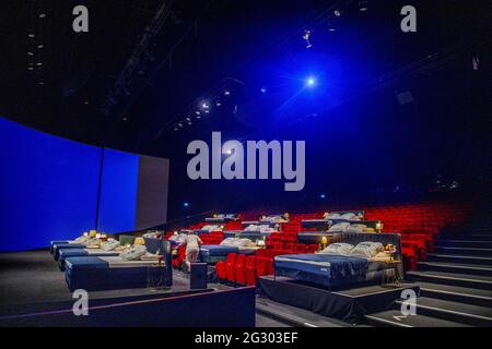 Ouverture du premier lit de cinéma, à Amsterdam, pays-Bas, le 12 juin 2021. Le théâtre Amsterdam de 4,200 m2 a été converti en de Beddenbioscoop. Les 1,500 sièges ont été remplacés par de petits étages avec 15 ressorts en caisson sur le dessus. Les films projetés sont projetés sur le plus grand écran de cinéma des pays-Bas (50x12 mètres). Le Beddenbioscoop est une initiative de Joep Verbunt. Il est le fondateur et le propriétaire de Matt Sleeps, mais vous pouvez le connaître principalement comme l'initiateur d'événements de grande envergure dont les médias du monde entier ont écrit sur. Pensez à la discothèque de supermarché, la bataille de tomates sur la place du Dam et Banque D'Images