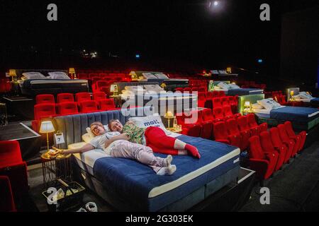 Ouverture du premier lit de cinéma, à Amsterdam, pays-Bas, le 12 juin 2021. Le théâtre Amsterdam de 4,200 m2 a été converti en de Beddenbioscoop. Les 1,500 sièges ont été remplacés par de petits étages avec 15 ressorts en caisson sur le dessus. Les films projetés sont projetés sur le plus grand écran de cinéma des pays-Bas (50x12 mètres). Le Beddenbioscoop est une initiative de Joep Verbunt. Il est le fondateur et le propriétaire de Matt Sleeps, mais vous pouvez le connaître principalement comme l'initiateur d'événements de grande envergure dont les médias du monde entier ont écrit sur. Pensez à la discothèque de supermarché, la bataille de tomates sur la place du Dam et Banque D'Images