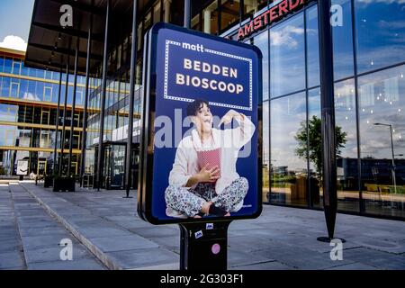 Ouverture du premier lit de cinéma, à Amsterdam, pays-Bas, le 12 juin 2021. Le théâtre Amsterdam de 4,200 m2 a été converti en de Beddenbioscoop. Les 1,500 sièges ont été remplacés par de petits étages avec 15 ressorts en caisson sur le dessus. Les films projetés sont projetés sur le plus grand écran de cinéma des pays-Bas (50x12 mètres). Le Beddenbioscoop est une initiative de Joep Verbunt. Il est le fondateur et le propriétaire de Matt Sleeps, mais vous pouvez le connaître principalement comme l'initiateur d'événements de grande envergure dont les médias du monde entier ont écrit sur. Pensez à la discothèque de supermarché, la bataille de tomates sur la place du Dam et Banque D'Images