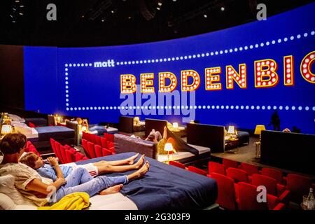 Ouverture du premier lit de cinéma, à Amsterdam, pays-Bas, le 12 juin 2021. Le théâtre Amsterdam de 4,200 m2 a été converti en de Beddenbioscoop. Les 1,500 sièges ont été remplacés par de petits étages avec 15 ressorts en caisson sur le dessus. Les films projetés sont projetés sur le plus grand écran de cinéma des pays-Bas (50x12 mètres). Le Beddenbioscoop est une initiative de Joep Verbunt. Il est le fondateur et le propriétaire de Matt Sleeps, mais vous pouvez le connaître principalement comme l'initiateur d'événements de grande envergure dont les médias du monde entier ont écrit sur. Pensez à la discothèque de supermarché, la bataille de tomates sur la place du Dam et Banque D'Images
