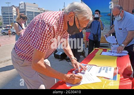 Barcelone, Espagne. 13 juin 2021. Un homme laisse sa signature contre les pardons pour les prisonniers d'indépendance en Espagne.le groupe politique populaire de Partido de Catalogne (PPC) a installé une table sur la place de Barcelone pour recueillir les signatures des citoyens contre les pardons que le gouvernement de l'Espagne veut accorder aux leaders de l'indépendance Emprisonné par référendum du 1er octobre 2017. Crédit : SOPA Images Limited/Alamy Live News Banque D'Images