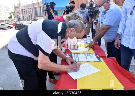 Barcelone, Espagne. 13 juin 2021. Les gens signent contre les pardons pour les prisonniers de l'indépendance en Espagne.le groupe politique Partido populaire de Catalogne (PPC) a installé une table dans la rue Square Espagne de Barcelone pour recueillir les signatures des citoyens contre les pardons que le gouvernement de l'Espagne veut accorder aux leaders de l'indépendance emprisonnés Par référendum du 1er octobre 2017. Crédit : SOPA Images Limited/Alamy Live News Banque D'Images