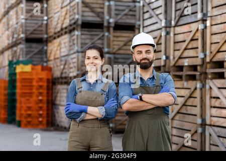 Calme et confiance des employés des entrepôts, de la livraison et de la distribution des produits d'épicerie Banque D'Images