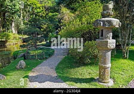 Lanterne en pierre sur jardin japonais, Rio de Janeiro, Brésil Banque D'Images