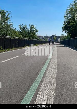 Un panneau sur le côté d'une route. Piste cyclable et deux vélos, vue de derrière. Banque D'Images