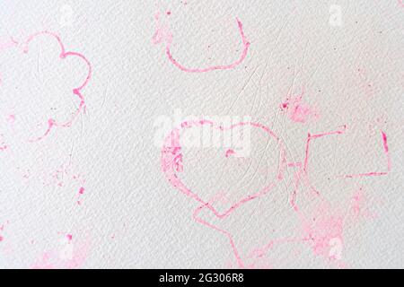 Surface rugueuse de la texture du papier avec des empreintes d'argile de jeu rose en forme de coeur et motif floral fait par des moules de jouet. Arrière-plan en papier rayé avec Banque D'Images