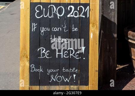 Ascot, Berkshire, Royaume-Uni. 13 juin 2021. Un panneau Euro 2021 devant un pub comme les gens se préparer pour le match grande Angleterre / Croatie ce soir. Le nombre de résultats positifs de Covid-19 dans le Berkshire augmente au rythme quotidien alors que la variante indienne de Covid-19 balaie le Royaume-Uni. Boris Johnson devrait annoncer demain que la levée des restrictions de verrouillage de Covid-19 sera mise en attente pour un autre mois. Crédit : Maureen McLean/Alay Live News Banque D'Images