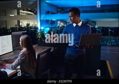 Deux directeurs travaillent dans le bureau de nuit Banque D'Images