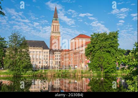 Kiel. Blick über den See Kleiner Kiel auf den Rathausplatz mit Altem Rathaus und Opernhaus im Morgenlicht Banque D'Images