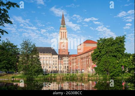 Kiel. Blick über den See Kleiner Kiel auf den Rathausplatz mit Altem Rathaus und Opernhaus im Morgenlicht Banque D'Images