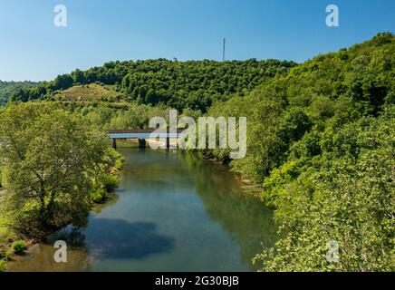 Vue le long de la rivière Tygart vers le pont couvert historique menant à la petite ville de Philippi en Virginie occidentale Banque D'Images