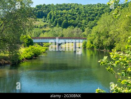 Vue le long de la rivière Tygart vers le pont couvert historique menant à la petite ville de Philippi en Virginie occidentale Banque D'Images