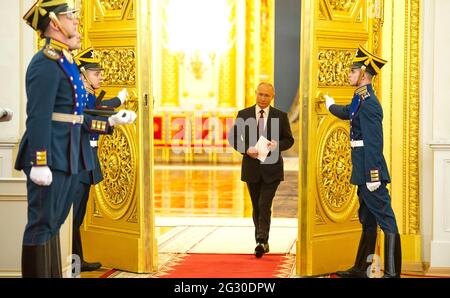 Moscou, Russie. 12 juin 2021. Le président russe Vladimir Poutine arrive pour une cérémonie de remise des prix pour célébrer la fête de la Russie au Saint Georges Hall, au Grand Kremlin Palace, le 12 juin 2021 à Moscou, en Russie. Credit: Planetpix/Alamy Live News Banque D'Images