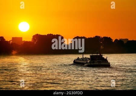 Frachtschiff BEI Sonnenaufgang auf dem Rhein BEI Duisburg Banque D'Images