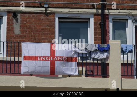 Bermondsey Sud-est de Londres, Royaume-Uni. 13 juin 2021. Les supporters patriotiques du football sur le domaine Kirby à Bermondsey Sud-est de Londres préparent des maisons prêtes à soutenir l'Angleterre dans leur premier match Euro 2020 contre la Croatie. Les résidents ont décoré le domaine avec des centaines de drapeaux de St George alors qu'ils se mettent derrière leur pays pour l'ouverture de Wembley en Angleterre. Crédit : MARTIN DALTON/Alay Live News Banque D'Images