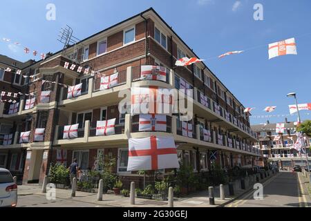 Bermondsey Sud-est de Londres, Royaume-Uni. 13 juin 2021. Les supporters patriotiques du football sur le domaine Kirby à Bermondsey Sud-est de Londres préparent des maisons prêtes à soutenir l'Angleterre dans leur premier match Euro 2020 contre la Croatie. Les résidents ont décoré le domaine avec des centaines de drapeaux de St George alors qu'ils se mettent derrière leur pays pour l'ouverture de Wembley en Angleterre. Crédit : MARTIN DALTON/Alay Live News Banque D'Images