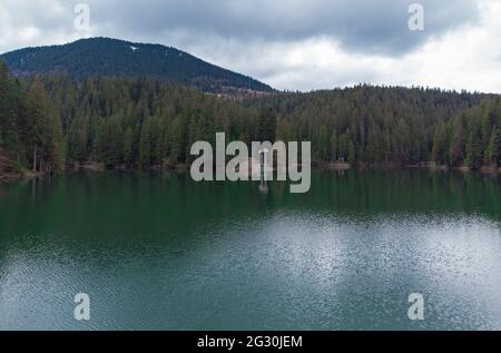 LAC SINEVIR Beauté des Carpates dans le parc naturel national Sinevir, région transcarpatique, Ukraine Banque D'Images