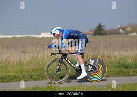 Le coureur belge Tim Declercq (équipe Deceuninck-Quick Step) vu en action pendant l'essai individuel. Il termine la 86e étape, 1'11' derrière le gagnant. Il termine 64ème dans le classement final de la course.la 79ème course Paris-Nice 2021 a eu lieu du 07 au 14 mars 2021. La troisième étape consistait en un essai individuel de temps autour de la ville de Gien de 14.4 km et a eu lieu le 09 mars 2021. Le gagnant de la scène est le Suisse Stefan Bissegger de l'équipe EF Nippo. Le vainqueur de la course est Maximilian Schachmann (équipe Bora-Hansgrohe). Banque D'Images