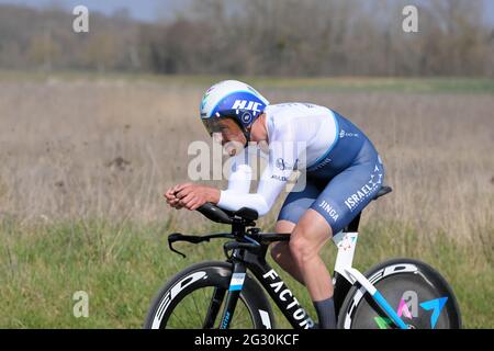 Le pilote belge Sepp Vanmarcke (Team Israel Start-Up Nation) vu en action pendant le procès individuel. Il termine la 73e étape, 1'02' derrière le gagnant. Il termine la 52e du classement général final de la course.la 79e course Paris-Nice 2021 a eu lieu du 07 au 14 mars 2021. La troisième étape consistait en un essai individuel de temps autour de la ville de Gien de 14.4 km et a eu lieu le 09 mars 2021. Le gagnant de la scène est le Suisse Stefan Bissegger de l'équipe EF Nippo. Le vainqueur de la course est Maximilian Schachmann (équipe Bora-Hansgrohe). Banque D'Images