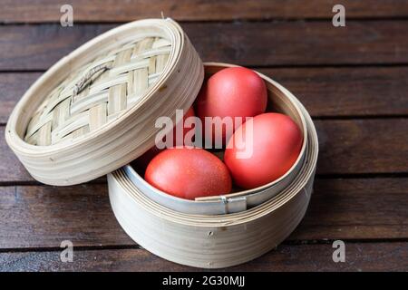 Œufs de couleur rouge dans le plateau de dim sum les œufs rouges sont servis dans la fête d'anniversaire parmi les Chinois comme tradition Banque D'Images