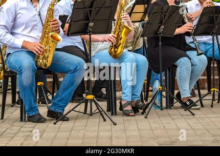 vue d'un groupe de personnes d'un groupe musical de cuivres assis sur des chaises et jouant de la musique, du jazz Banque D'Images
