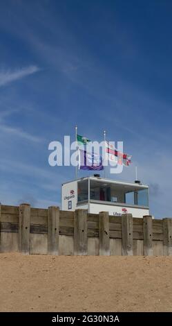 Station de sauveteurs RNLI en surveillant la plage de West Bay Beach, Jurassic Coast, Dorset, Angleterre, avec espace de copie Banque D'Images