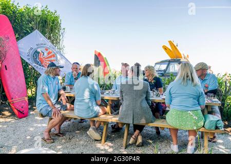 Newlyn, Royaume-Uni. 12 juin 2021. La première dame des États-Unis, le Dr Jill Biden, au centre, rencontre des surfeurs bénévoles avec les anciens combattants de Bude Surf et leurs familles sur la touche du Sommet du G7 le long de Mounts Bay le 12 juin 2021 à Newlyn, Cornwall, au Royaume-Uni. Credit: Planetpix/Alamy Live News Banque D'Images