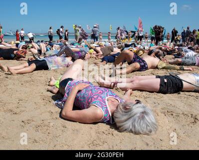 St Ives, Cornwall, Royaume-Uni. 13 juin 2021. Un manifestant de la rébellion en voie d'extinction participe à un rassemblement de masse pour protester contre l'urgence climatique et le G7 qui se déroule dans la baie de Carbis. 13 juin 2021. Anna Hatfield/ Pathos Credit: One Up Top Editorial Images/Alamy Live News Banque D'Images