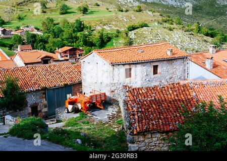 Tresviso est le village le plus isolé de Cantabrie. Il n'est accessible qu'en utilisant l'itinéraire de randonnée PR S-107 depuis Urdón ou, par la route, depuis le village o Banque D'Images