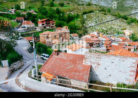 Tresviso est le village le plus isolé de Cantabrie. Il n'est accessible qu'en utilisant l'itinéraire de randonnée PR S-107 depuis Urdón ou, par la route, depuis le village o Banque D'Images