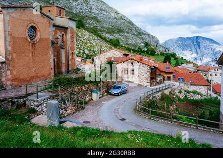 Tresviso est le village le plus isolé de Cantabrie. Il n'est accessible qu'en utilisant l'itinéraire de randonnée PR S-107 depuis Urdón ou, par la route, depuis le village o Banque D'Images
