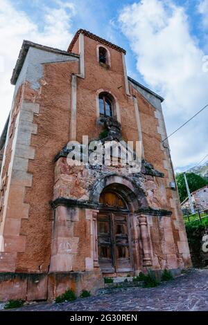 Église paroissiale de Tresviso, construite sur l'ancienne chapelle de San Pedro du XVIIIe siècle. Le modèle actuel est construit en 1904. Tresviso est la ville la plus isolée Banque D'Images