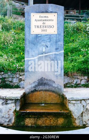 Fontaine publique dans la rue. Tresviso est le village le plus isolé de Cantabrie. Il est uniquement accessible en utilisant l'itinéraire de randonnée PR S-107 depuis Banque D'Images